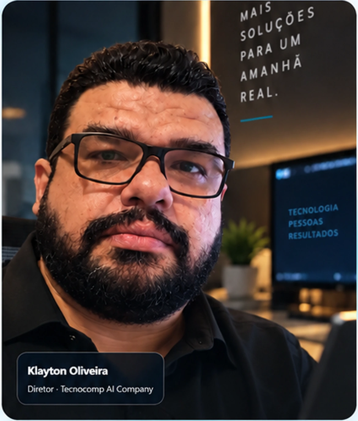 Klayton Oliveira em ambiente corporativo da Tecnocomp AI Company